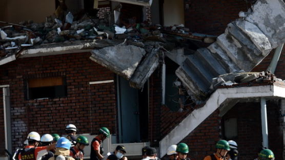 [사진] 지진난 것처럼 보이는 긴급구조 훈련