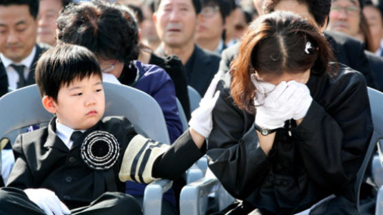 [사진] "울지 마" 엄마 위로하는 아들 … 순직 경찰관 영결식