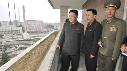 [사진] 北 김정은, '튼튼하게 잘 짓고 있나'