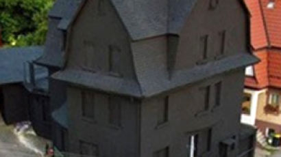 무서운 검은 집, "벽, 창문, 지붕까지 온통 검은색… 내부는?"