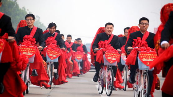 [사진] 중국 전통방식으로 35쌍 단체결혼식