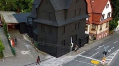 무서운 검은 집, "이런 집에서 살면…" 집 주인은 알고보니