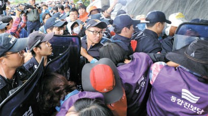 [사진] 밀양 송전탑 공사 재개 … 통합진보당원도 반대 시위