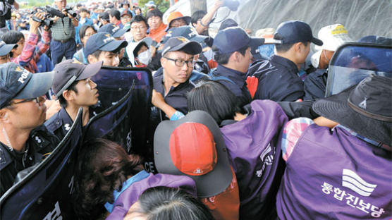 [사진] 밀양 송전탑 공사 재개 … 통합진보당원도 반대 시위