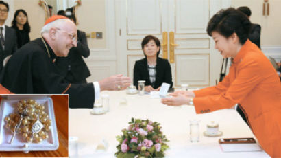 [사진] 프란치스코 교황이 보낸 진주 묵주 선물 받은 박 대통령