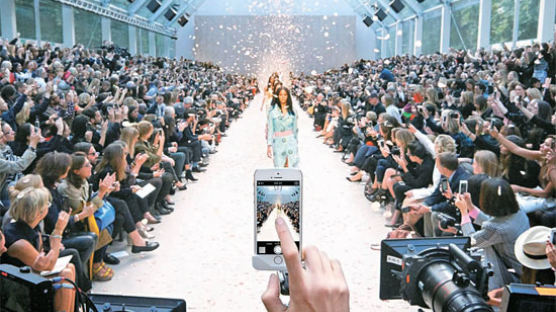 잉글리시 로즈 테마 2014 패션쇼 … 아이폰5S로 찍어 전 세계 생중계