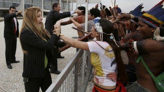 [사진] 브라질 원주민보호구역 변경법안 반대 시위하는 원주민들