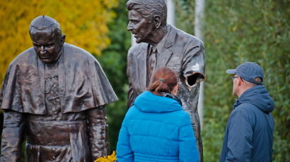 [사진] 팔 잘린 로널드 레이건 美대통령 동상