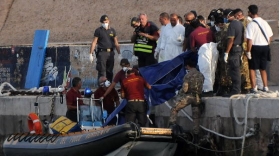 [사진] 이탈리아 남부 해역에서 난민태운 어선 침몰사고