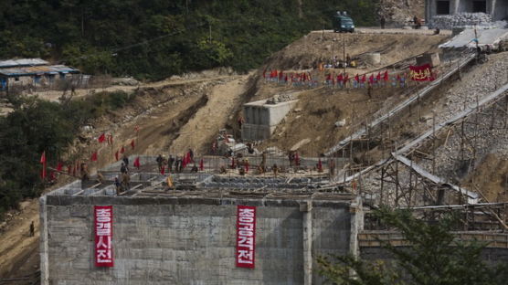 [사진] 북한 마식령스키장 건설모습