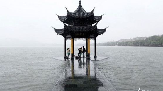 태풍 ‘피토’로 시후(西湖) 범람…관광부처 봉쇄조치 내려 