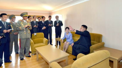 [사진] 오랜만에 모습 보인 김정은 제1위원장 부인 이설주