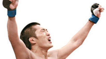 '스턴건' 김동현, 시우바 KO로 이기고 UFC 9승