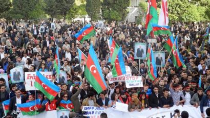 [사진] 아제르바이잔 대통령 3선 연임… '승복할 수 없어'