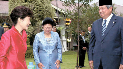 박 대통령, 유도요노 만나 부부 추억 거론 … 인도네시아와 CEPA 타결 이끌어
