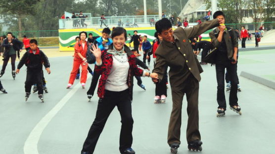 [사진] 놀이공원에서 휴일 보내는 북한 평양 주민들