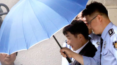 [사진] 이석기 의원 마른하늘에 우산, 왜 