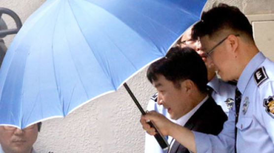 [사진] 이석기 의원 마른하늘에 우산, 왜 