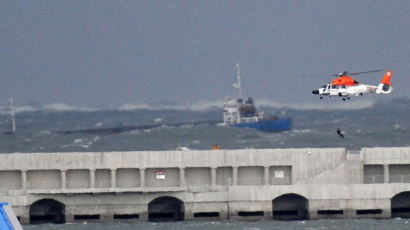 [사진] 포항 앞바다 침몰한 파나마 국적 화물선, 해경의 선원 구조 활동
