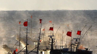 [사진] 해경, 헬기 동원해 불법어로 중국어선 단속