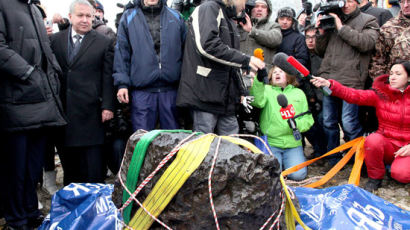 [사진] 러시아 호수에 떨어진 600㎏ 운석 인양