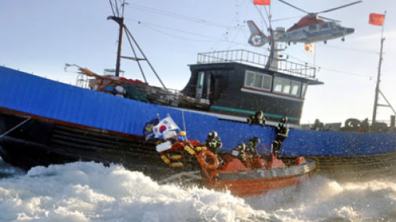 전쟁 같은 … 중국 어선 불법조업, 서해 단속 현장 가보니