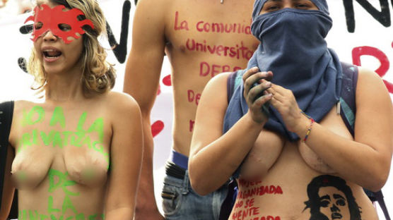 [사진] 콜롬비아 대학생들, 공립대학 민영화 반대 누드 시위