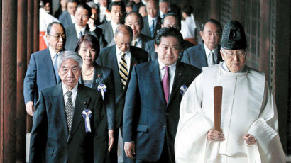 [사진] 일본 장관·의원 158명, 야스쿠니 단체 참배