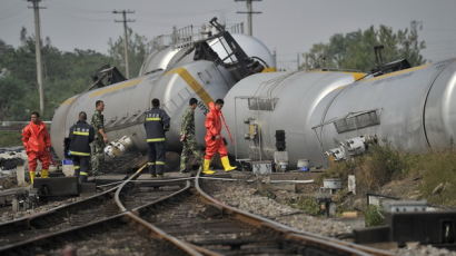 [사진] 위험 화학물질(아디포니트릴) 실은 중국 화물기차 탈선사고