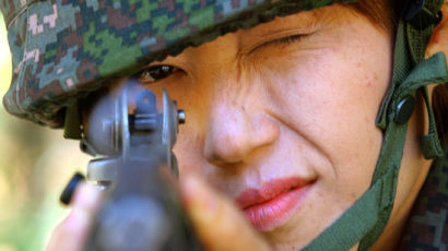 [사진] 여성 예비군 매서운 눈