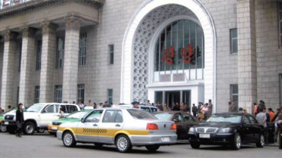 [사진] 평양역 앞 중국산 택시 