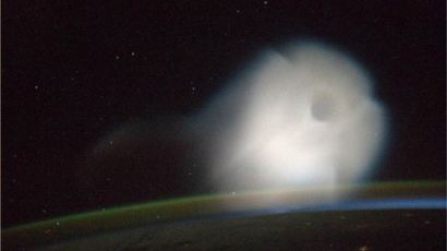 유령 닮은 우주 구름 "우주인이 직접 찍어 트위터에 공개…신기하네"