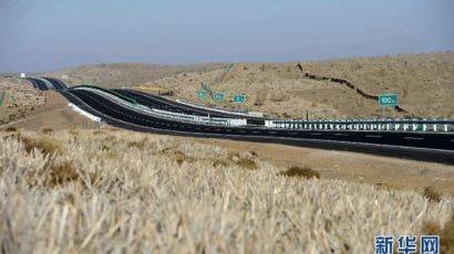 신장 최초의 사막 횡단 고속도로 완공…총 길이 96.6km