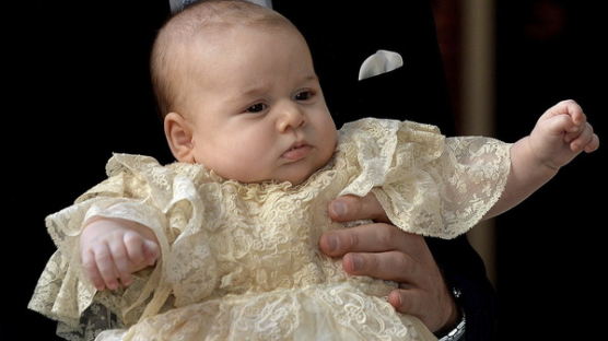 [사진] 영국 왕위 계승 서열 3위 조지 왕자 세례식