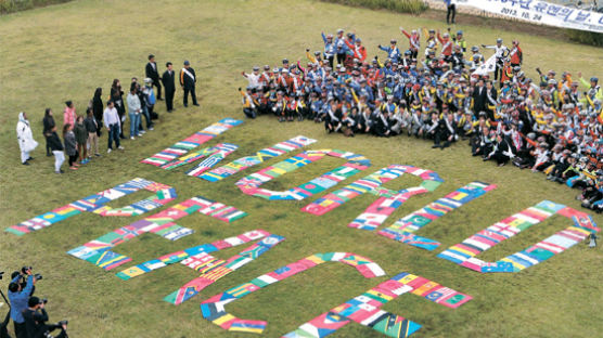 [사진] 세계 각국의 국기로 '세계 평화' 염원