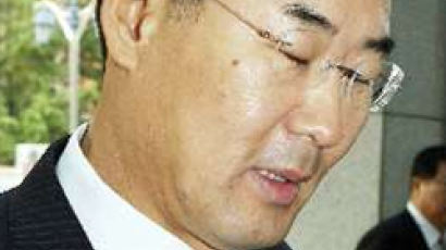 "극단적 생각까지 했다" 법정서 눈물 떨군 전군표