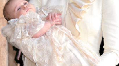 [사진] 영국 조지 왕자, 빅토리아 공주 드레스 입고 세례식
