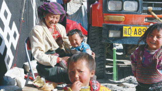 [김영주 기자의 히말라야 사람들] ④ 초오유 베이스캠프에서 만난 티베트 여인