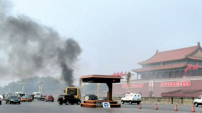 [사진] 천안문서 차량 돌진 5명 사망 … 중국, 테러 여부 촉각