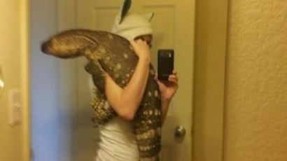 섬뜩한 애완동물, "어깨에 매달린 거대 도마뱀, 길이가 무려…"