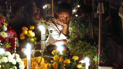 [사진] '죽은자의 날' 맞아 친척 묘 찾은 멕시코 사람들