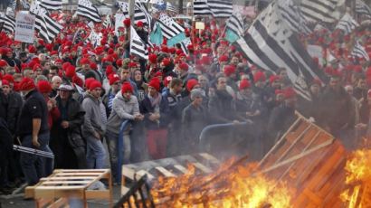[사진] '프랑스 뿔났다' 빨간 모자들의 거친 반격