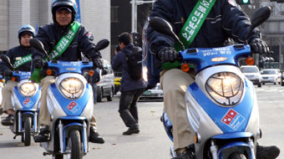 패스트푸드 배달원 "어두운 골목길, 오토바이를 탄 안전지킴이"