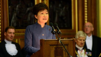 [사진] 영국 의원들에게 연설하는 박 대통령
