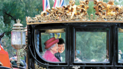 [사진] 박 대통령, 왕실마차 타고 버킹엄 궁으로