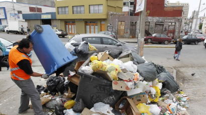 [사진] 쓰레기 넘쳐나는 발파라이소시티