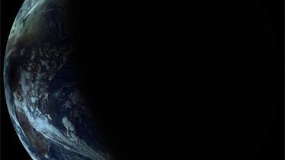 우주에서 본 일식장면 "달그림자가 서서히 지구를 엄습…신기해"
