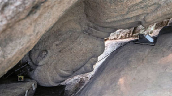 [사진] 엎어진 열암곡 마애석불 … "치밀한 검토 없이 발굴"