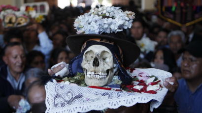[사진] 볼리비아 나티타스 축제 ‘꽃보다 해골’ 