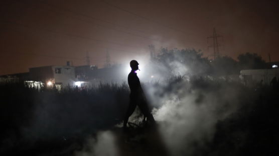 [사진] 인도 빈민가 화재 현장 '어둠 속의 그림자' 